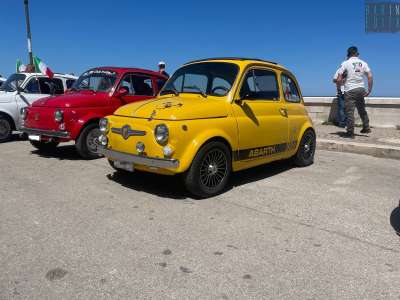 Poi c�� una 500 R gialla modificata secondo il concetto del �restomod�: si personalizza l�auto senza per� stravolgerne la base di partenza